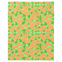 Orangefarbene und grüne Karotten