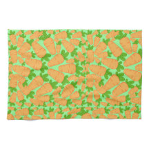 Orangefarbene und grüne Karotten