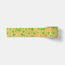 Orangefarbene und grüne Karotten