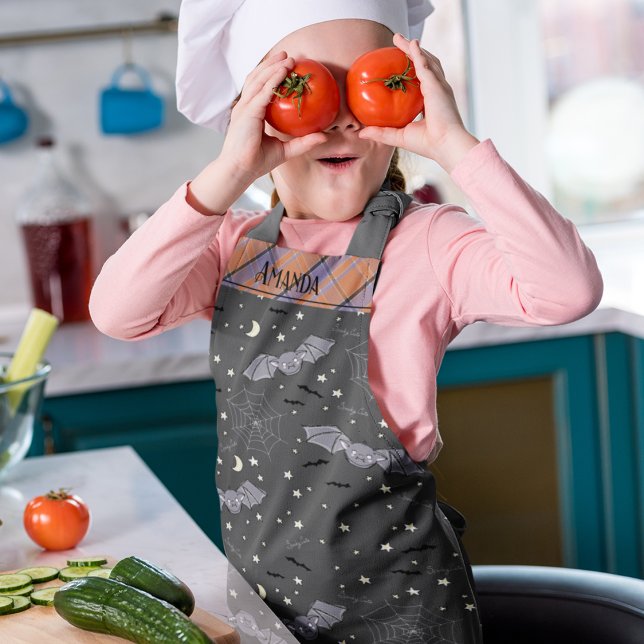 Orangefarbene und schwarz-schokoartige Niedliche F Schürze (Spooky Bats Black Kids Apron. Cute Bats, Stars, Spiderwebs & Spooky Cute Text. Plaid Borders)