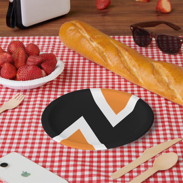 Orangefarbene und schwarze Buchstaben in Papierfor Pappteller (Von Creator hochgeladen)