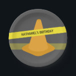 Orangefarbene Vorsichtsbandkonstruktion Geburtstag Pappteller<br><div class="desc">Geburtstagsparty-Teller mit einem Design-Thema mit Illustrationen eines orangen Kegel und gelben Vorsichtsband. Personalisieren Sie den Text. Matching Servietten, Einladungen und vieles mehr finden Sie in Jill's Paperie.</div>