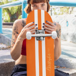 Orangefarbene, weiße, monogramm-Streifen Skateboard<br><div class="desc">Entwerfen Sie Ihre eigenen, personalisierten, klassischen Orange- und Weißrennstreifen, coole, stilvolle, elegante Imitate goldene Typografie-Skript, beste Qualität harten Rock-Ahorn-Wettkampfdeck skateboard. Zum Anpassen geben Sie einfach Ihren Namen / Monogramm / Initialen ein. Während Sie hinzufügen / Design, werden Sie in der Lage sein, eine Vorschau auf Ihre Erstellung zu sehen, während...</div>