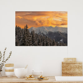Orangefarbene Wolken über Bergen und Fichtenwald Poster