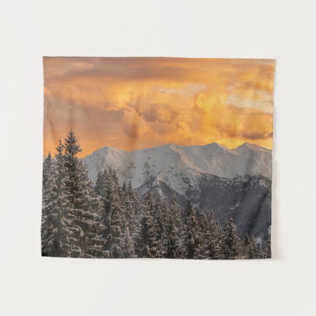 Orangefarbene Wolken über Bergen und Fichtenwald Wandteppich (Vorderseite (Horizontal))