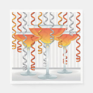 Orangefarbener Cocktail und Band Serviette