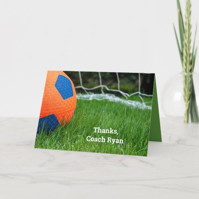 Orangefarbener Fußball auf Gras Karte (Vorderseite)
