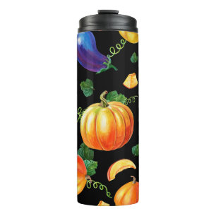 Orangefarbener Kürbis, gestreifter Zucchini, blaue Thermosbecher