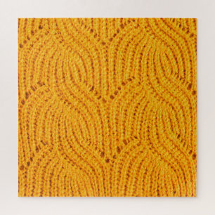 Orangefarbener Pullover, texturierter Hintergrund.