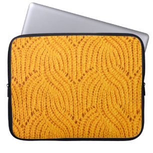 Orangefarbener Pullover, texturierter Hintergrund. Laptopschutzhülle