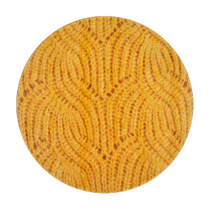 Orangefarbener Pullover, texturierter Hintergrund. Schneidebrett
