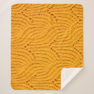 Orangefarbener Pullover, texturierter Hintergrund. Sherpadecke