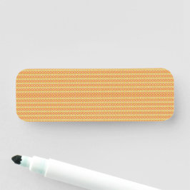 orangefarbener und gelber Hintergrund mit kleinen  Namensschild