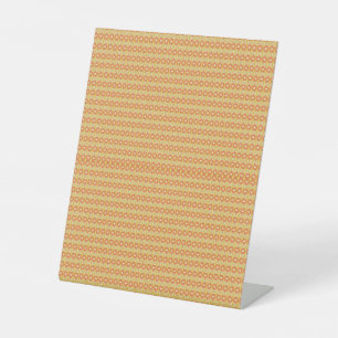 orangefarbener und gelber Hintergrund mit kleinen Sockelschild