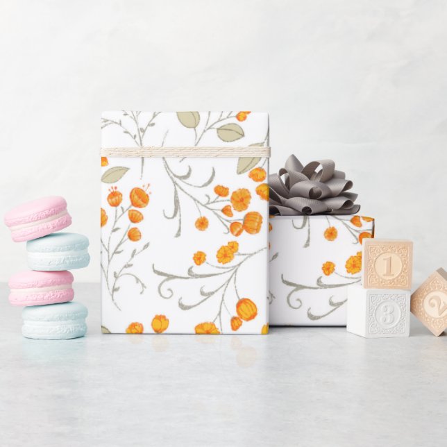 Orangefarbenes Blumenmuster mit grünen Zweigen Geschenkpapier (Babyparty)
