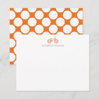 Orangefarbenes Fahrrad und Mitteilungskarten mit g