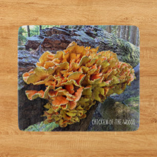 Orangefarbenes Huhn im Wald Pilz Schneidebrett