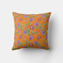Orangefarbenes Kissen mit lila, blumengeschmettert