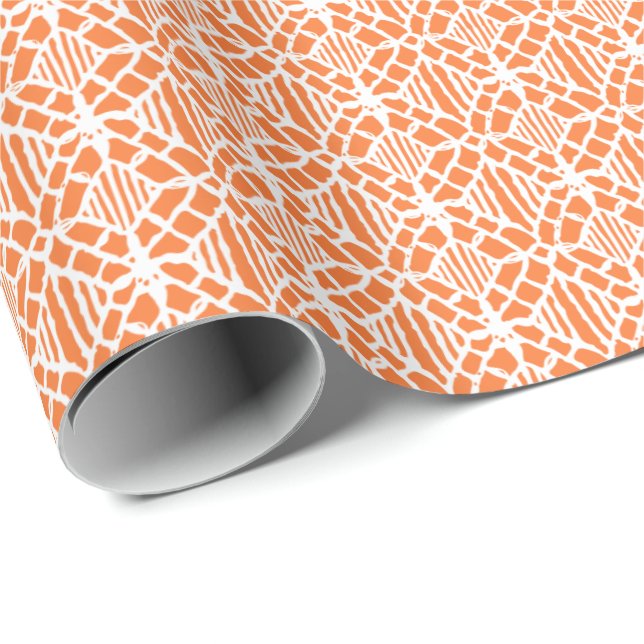 Orangefarbenes Peeling mit weißem Crochet-Spitzenm Geschenkpapier (Rolleneckpunkt)