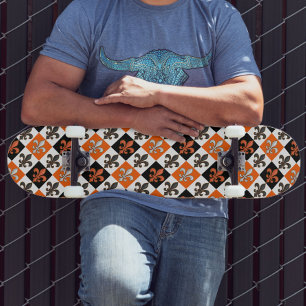 Orangefarbenes Schwarz-weißes Fleur-de-lis-Design Skateboard