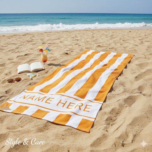 Orangefarbenes Strandtuch mit dem Namen (Classic Orange White Striped Beach Towel with Name)