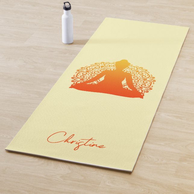 Orangelbe Yoga-Pose mit Individuelle Name Yogamatte (Beispiel)