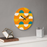 Orangelbes, Aquamarin-blaues, grünes Retro-Muster Große Wanduhr<br><div class="desc">Schöne zeitgenössische orangefarbene, korallenrote, lila taupe und elfenbeincremefarbene geometrische Kreise und Halbkreise Muster auf einem rot rosa Hintergrund. Elegantes, stilvolles und eklektisches minimalistisches Design für den künstlerischen Innenarchitekten, den künstlerischen Dekorator, den beliebten angesagten Trendsetter, den Vintagen Retro-Stil oder den abstrakten geometrischen Motiv-Liebhaber. Entdecken Sie dieses Design mit den Farben der...</div>