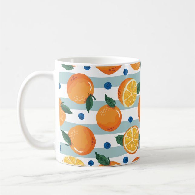 Orangen auf gestreiftem Hintergrund, Sommermuster. Kaffeetasse (Links)