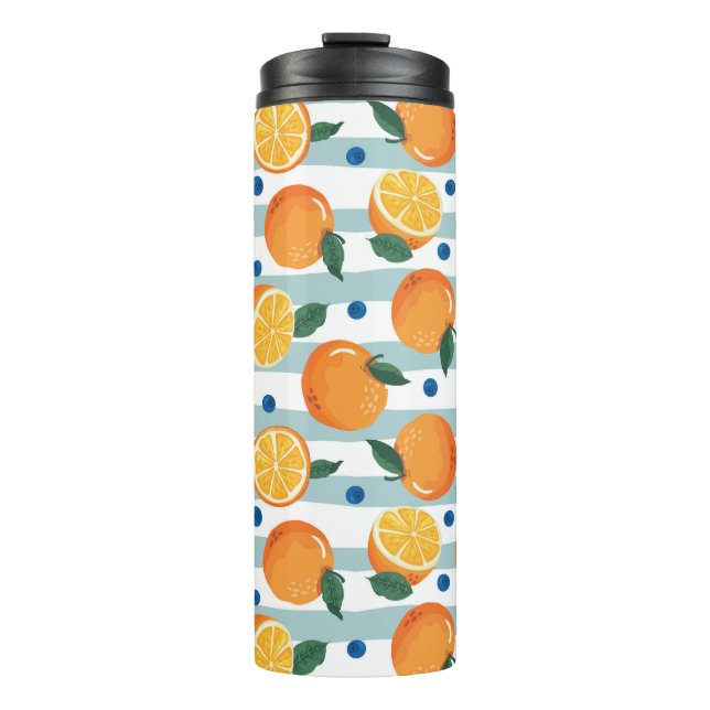 Orangen auf gestreiftem Hintergrund, Sommermuster. Thermosbecher (Vorderseite)