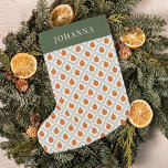 Orangen- und Kiefernmuster Kleiner Weihnachtsstrumpf<br><div class="desc">Dieser stilvolle Weihnachtsbaum mit seinen Orangen- und Kiefernholzmustern in rautenförmig gestalteter Form. Einfach zu personalisieren. Ideal,  wenn Sie für diesen Zitrusfrüchte suchen nach Weihnachten! Ideal für Babys,  Kinder,  Jugendliche oder Erwachsene!</div>