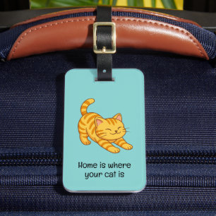Orangene getigerte Katze mit grünem individuellem Gepäckanhänger