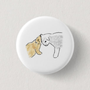 Orangene getigerte Katze und weißes Hündchen Liebe Button
