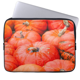 Orangene Kürbisse auf dem Markt, Deutschland Laptopschutzhülle