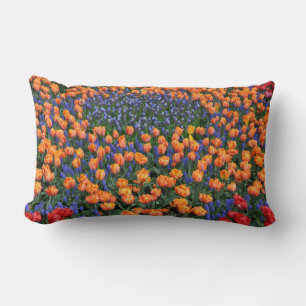 Orangene Tulpen und Muscari-Blumen Lendenkissen