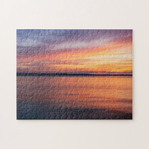 Orangene und violette Sonnenuntergangswolken über