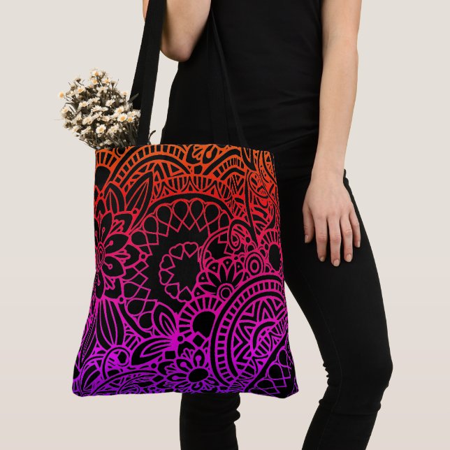 Orangene violette Blumen und schwarzer Hintergrund Tasche (Von Nahem)