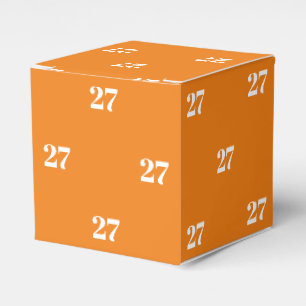 Orangengeschenk mit weißer Zahl anpassen Geschenkschachtel