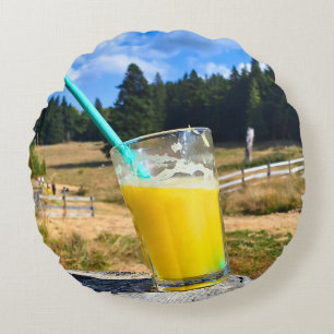 Orangensaft im Freien – Naturwald-Fotografie Rundes Kissen