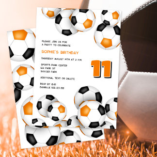 Orangenschwarze Fußballbälle Mädchen Geburtstag vo Einladung
