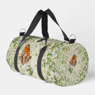 Oranger Schmetterling auf zarten weißen Blüten Duffle Bag
