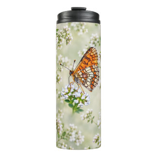 Oranger Schmetterling auf zarten weißen Blüten Thermosbecher