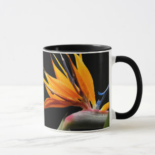 Oranger Vogelparadies-Pflanze auf Schwarz Tasse