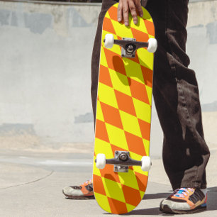 Oranges Gelbes Harlekin-Karuomuster Skateboard
