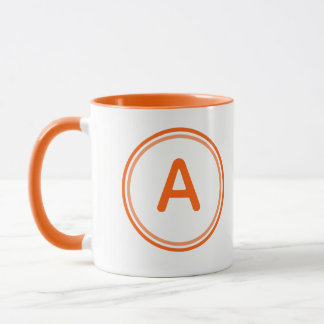 Oranges Kreismuster mit Rundbuchstabenalphabet Tasse