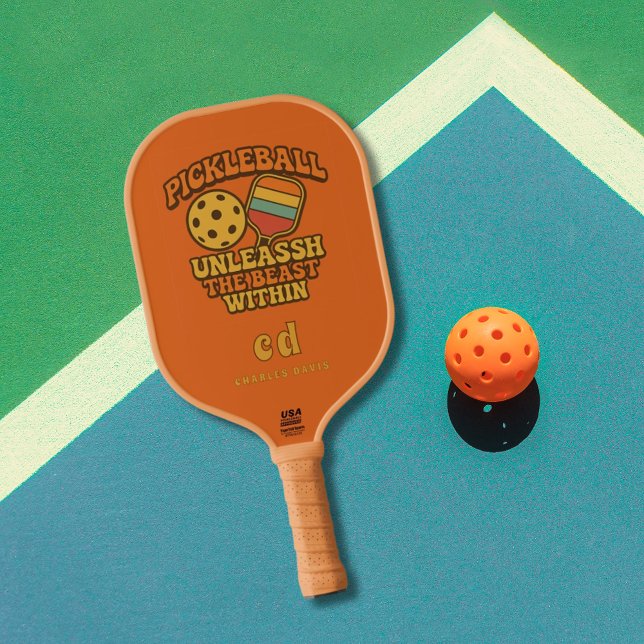 Oranges lustiges Zitat Retro-Monogramm Pickleball Schläger (Von Creator hochgeladen)
