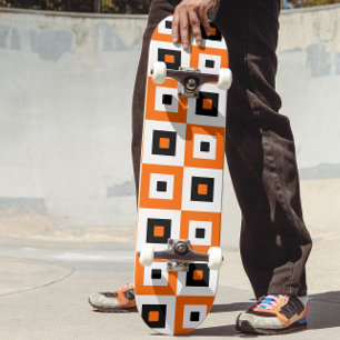 Oranges Schwarz-Weiß karierte Quadrate Muster Skateboard