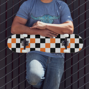 Oranges Schwarz-Weiß kariertes Musterdesign  Skateboard