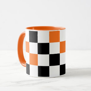 Oranges Schwarz Weiß kariertes Musterdesign  Tasse