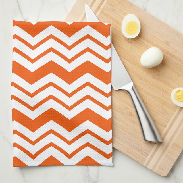 Oranges Weiß Chevron Zickzack-Muster-Design  Geschirrtuch (Viertel Falte)