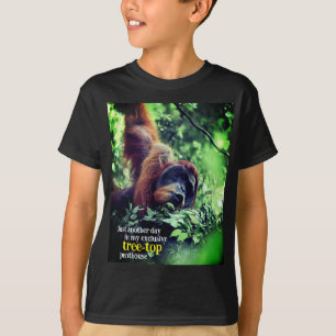 Orangutan entspannend in Baum T-Shirt